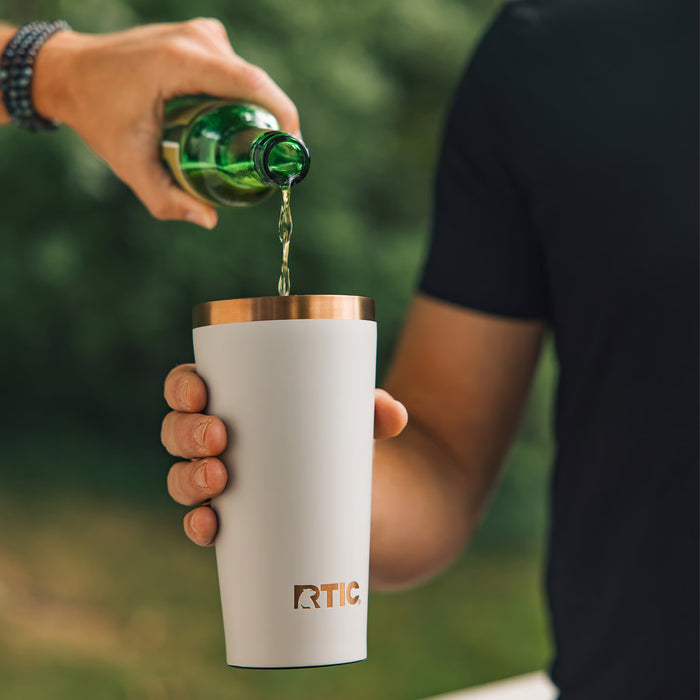 Taza RTIC Happy Hour Pint 18 oz con Interior Cerámico | Antiderrame | Exterior Soft-Touch